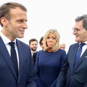 Le président Emmanuel Macron, sa femme Brigitte, Claudio Avruj, secrétaire d'Etat en charge des droits de l’homme - Le président de la République Française et sa femme rendent hommages aux victimes du terrorisme d'Etat au Parc de la Mémoire à Buenos Aires le 29 novembre 2018. © Stéphane Lemouton / Bestimage