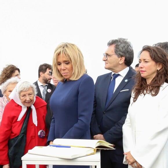 La première dame Brigitte Macron, Claudio Avruj, secrétaire d'Etat en charge des droits de l’homme - Le président de la République Française et sa femme rendent hommages aux victimes du terrorisme d'Etat au Parc de la Mémoire à Buenos Aires le 29 novembre 2018. © Stéphane Lemouton / Bestimage