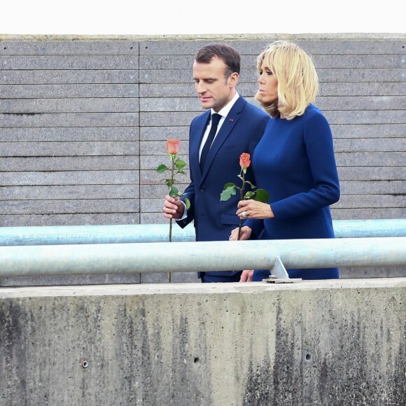 Le président Emmanuel Macron et sa femme Brigitte - Le président de la République Française et sa femme rendent hommages aux victimes du terrorisme d'Etat au Parc de la Mémoire à Buenos Aires le 29 novembre 2018. © Stéphane Lemouton / Bestimage