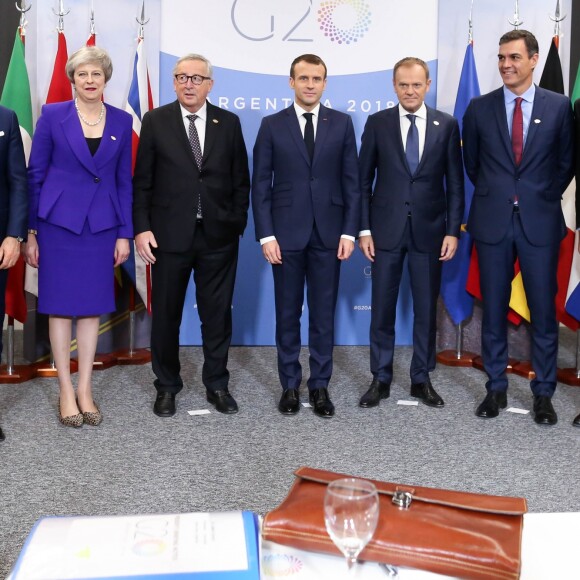 Giuseppe Conte, président du conseil des ministres d'Italie, Theresa May, premier ministre du Royaume Uni, Jean-Claude Juncker, président de la commission européenne, le président Emmanuel Macron, Donald Tusk, président du conseil européen, Pedro Sanchez, président du gouvernement d'Espagne, Mark Rutte, premier ministre des Pays-Bas - Le président Emmanuel Macron lors d'une réunion de coordination européenne dans le cadre du sommet du G20 au centre Costa Salguero à Buenos Aires, Argentine le 30 novembre 2018. © Stéphane Lemouton / Bestimage