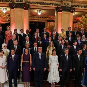 Les dirigeants et leurs épouses lors du sommet du G20 à Buenos Aires le 30 novembre 2018 : le Premier ministre japonais Shinzo Abe et son épouse Akie, le président américain Donald Trump et son épouse Melania, le président argentin Mauricio Macri et son épouse Juliana Awada, le président chinois Xi Jinping et son épouse Peng Liyuan, la chancelière allemande Angela Merkel, le président russe Vladimir Poutine, le Premier ministre indien Narendra Modi, le président turc Recep Tayyip Erdogan et son épouse Emine, le président français Emmanuel Macron et son épouse Brigitte, le Premier ministre hollandais Mark Rutte, le Premier ministre canadien Justin Trudeau et son épouse Sophie, le Premier ministre britannique Theresa May et le président brésilien Michel Temer lors d'une photo de groupe au Colon Theatre. Photo par Guido Bergmann/ddp images/ABACAPRESS.COM