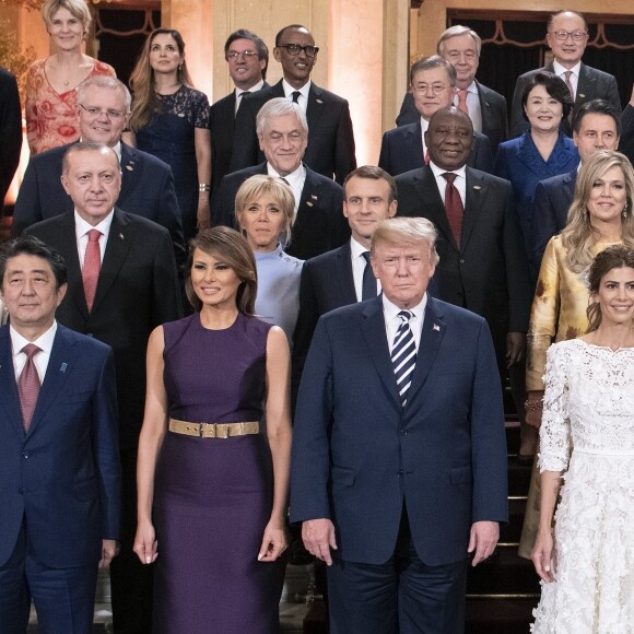 Les dirigeants et leurs épouses lors du sommet du G20 à Buenos Aires le 30 novembre 2018 : le Premier ministre japonais Shinzo Abe et son épouse Akie, le président américain Donald Trump et son épouse Melania, le président argentin Mauricio Macri et son épouse Juliana Awada, le président chinois Xi Jinping et son épouse Peng Liyuan, la chancelière allemande Angela Merkel, le président russe Vladimir Poutine, le Premier ministre indien Narendra Modi, le président turc Recep Tayyip Erdogan et son épouse Emine, le président français Emmanuel Macron et son épouse Brigitte, le Premier ministre hollandais Mark Rutte, le Premier ministre canadien Justin Trudeau et son épouse Sophie, le Premier ministre britannique Theresa May et le président brésilien Michel Temer lors d'une photo de groupe au Colon Theatre. Photo par Guido Bergmann/ddp images/ABACAPRESS.COM