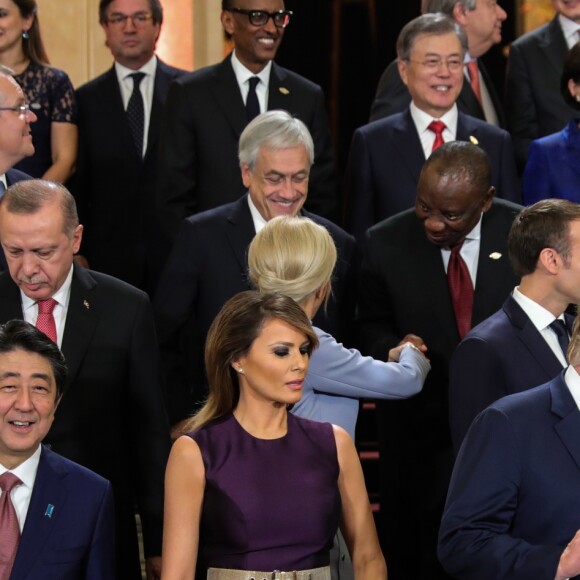 Les dirigeants et leurs épouses lors du sommet du G20 à Buenos Aires le 30 novembre 2018 : le Premier ministre japonais Shinzo Abe et son épouse Akie, le président américain Donald Trump et son épouse Melania, le président argentin Mauricio Macri et son épouse Juliana Awada, le président chinois Xi Jinping et son épouse Peng Liyuan, la chancelière allemande Angela Merkel, le président russe Vladimir Poutine, le Premier ministre indien Narendra Modi, le président turc Recep Tayyip Erdogan et son épouse Emine, le président français Emmanuel Macron et son épouse Brigitte, le Premier ministre hollandais Mark Rutte, le Premier ministre canadien Justin Trudeau et son épouse Sophie, le Premier ministre britannique Theresa May et le président brésilien Michel Temer lors d'une photo de groupe au Colon Theatre. Photo par Guido Bergmann/ddp images/ABACAPRESS.COM
