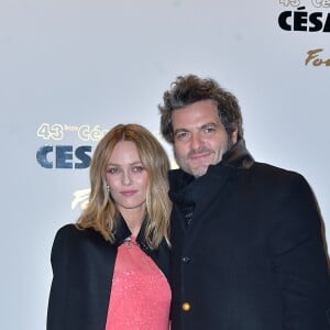 Vanessa Paradis et Matthieu Chedid au photocall du dîner de la 43e cérémonie des César au Fouquet's à Paris, le 2 mars 2018. © Giancarlo Gorassini/Bestimage