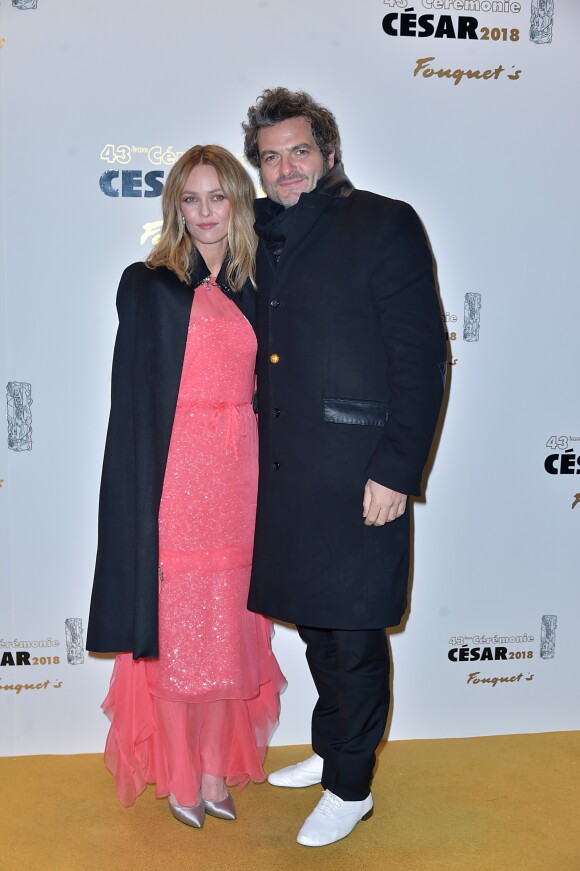Vanessa Paradis et Matthieu Chedid au photocall du dîner de la 43e cérémonie des César au Fouquet's à Paris, le 2 mars 2018. © Giancarlo Gorassini/Bestimage