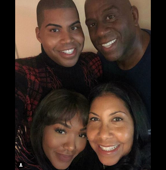 Ej, Magic, Elisa et Cookie Johnson posent sur Instagram le 22 novembre 2018 à l'occasion de Thanksgiving.