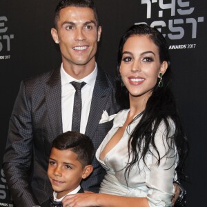 Cristiano Ronaldo (meilleur joueur), son fils Cristiano Jr et sa compagne Georgina Rodriguez enceinte - The Best FIFA Football Awards 2017 au London Palladium à Londres, le 23 octobre 2017. © Pierre Perusseau/Bestimage