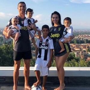 Cristiano Ronaldo pose avec sa compagne Georgina Rodriguez et ses quatre enfants Cristiano Jr, Mateo, Eva et Alana Martina. Tous sont aux couleurs de la Juventus de Turin. Instagram, le 21 août 2018.