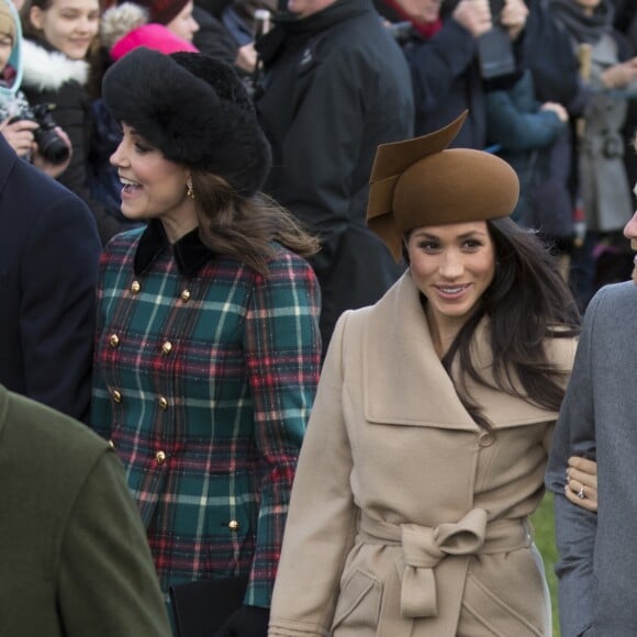 Kate Middleton, duchesse de Cambridge, et Meghan Markle étaient réunies pour la première fois en public le 25 décembre 2017, avec le prince William et le prince Harry au sein de la famille royale britannique, lors de la messe de Noël à Sandringham.