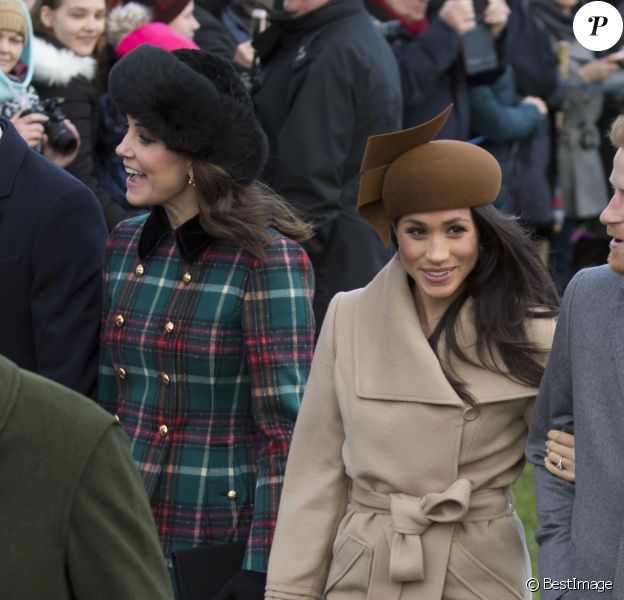Kate Middleton, duchesse de Cambridge, et Meghan Markle étaient réunies pour la première fois en public le 25 décembre 2017, avec le prince William et le prince Harry au sein de la famille royale britannique, lors de la messe de Noël à Sandringham.