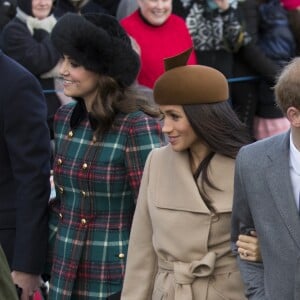 Kate Middleton, duchesse de Cambridge, et Meghan Markle étaient réunies pour la première fois en public le 25 décembre 2017, avec le prince William et le prince Harry au sein de la famille royale britannique, lors de la messe de Noël à Sandringham.