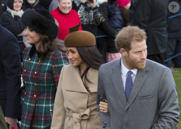Kate Middleton, duchesse de Cambridge, et Meghan Markle étaient réunies pour la première fois en public le 25 décembre 2017, avec le prince William et le prince Harry au sein de la famille royale britannique, lors de la messe de Noël à Sandringham.