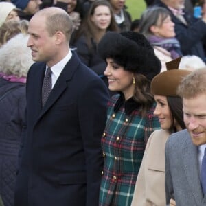 Kate Middleton, duchesse de Cambridge, et Meghan Markle étaient réunies pour la première fois en public le 25 décembre 2017, avec le prince William et le prince Harry au sein de la famille royale britannique, lors de la messe de Noël à Sandringham.