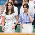  Kate Middleton, duchesse de Cambridge, et Meghan Markle, duchesse de Sussex, à Wimbledon le 14 juillet 2018. 