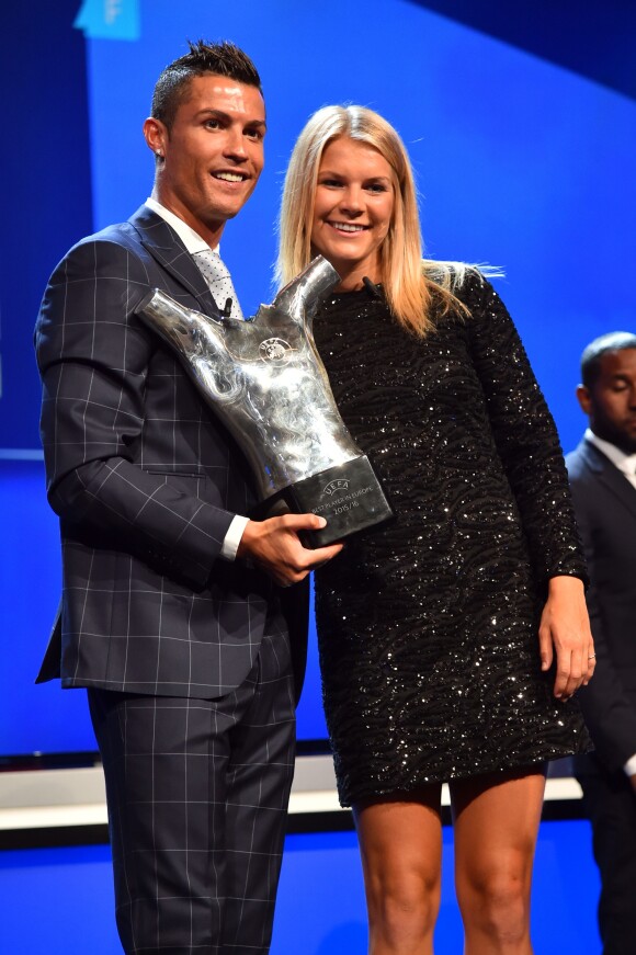 Cristiano Ronaldo et Ada Hegerberg lors de la remise des trophées UEFA du Championnat d'Europe 2016. Cristiano Ronaldo a été élu "Meilleur joueur d'Europe" pour la saison 2015-2016 et Ana Hegerberg "Meilleure joueuse d'Europe". Monaco, le 25 août 2016. © Bruno Bebert/Bestimage