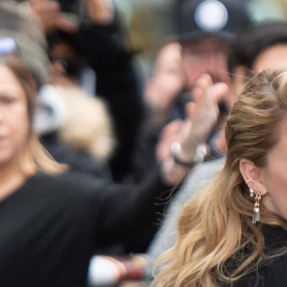 Amber Heard signe des autographes à son arrivée aux studios de AOL Build Series pour faire la promotion du film Aquaman à New York, le 3 décembre 2018.