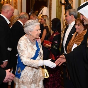 Elizabeth II salue l'ambassadeur du Qatar - La famille royale d'Angleterre accueille les invités lors d'une réception pour les membres du corps diplomatique au palais de Buckingham à Londres le 4 décembre 2018.