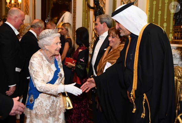 Elizabeth II salue l'ambassadeur du Qatar - La famille royale d'Angleterre accueille les invités lors d'une réception pour les membres du corps diplomatique au palais de Buckingham à Londres le 4 décembre 2018.