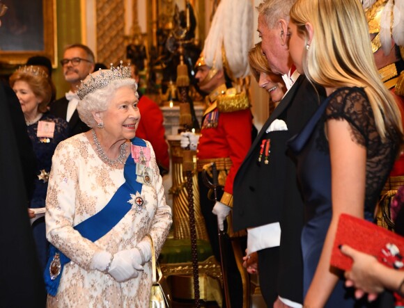 Elizabeth II salue la famille de l'ambassador de Norvège - La famille royale d'Angleterre accueille les invités lors d'une réception pour les membres du corps diplomatique au palais de Buckingham à Londres le 4 décembre 2018.