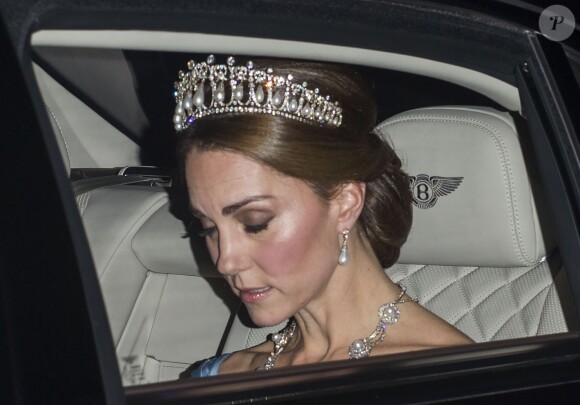 Kate Middleton portant la tiare "Lover's Knot" de Lady Diana - Kate Middleton, duchesse de Cambridge, quitte Kensington Palace pour se rendre au banquet en l'honneur du couple royal des Pays-Bas à Londres. Le 23 octobre 2018