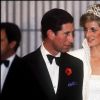 Archives - La princesse Diana (portant la tiare Lover's Knot) et le prince Charles lors d'une visite d'état à Hong Kong. Le 1er novembre 1989