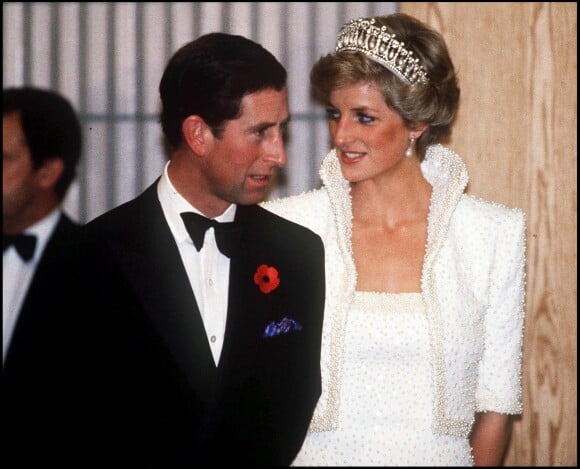 Archives - La princesse Diana (portant la tiare Lover's Knot) et le prince Charles lors d'une visite d'état à Hong Kong. Le 1er novembre 1989