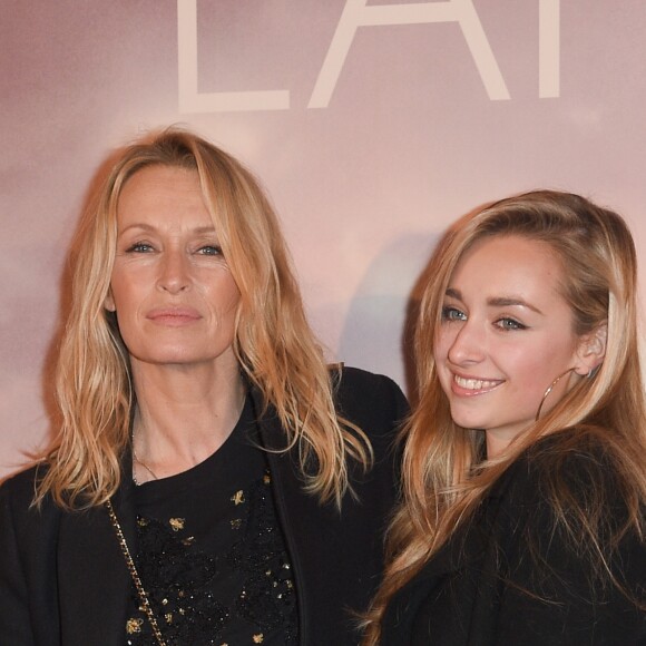 Estelle Lefébure avec sa fille Emma Smet à l'avant-première du film "Holy Lands" au cinéma UGC Normandie à Paris, France, le 4 décembre 2018. © Coadic Guirec/Bestimage