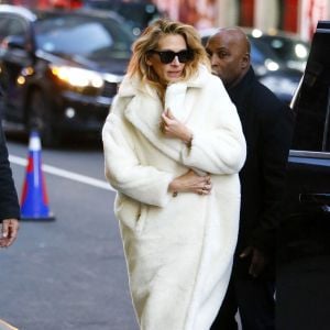 Julia Roberts arrive au studio de l'émission Colbert Show à New York. Le 4 décembre 2018.