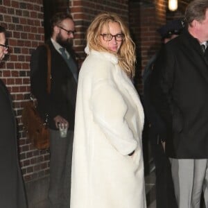 Julia Roberts quitte le studio de l'émission The Late Show with Stephen Colbert à New York. Le 4 décembre 2018.