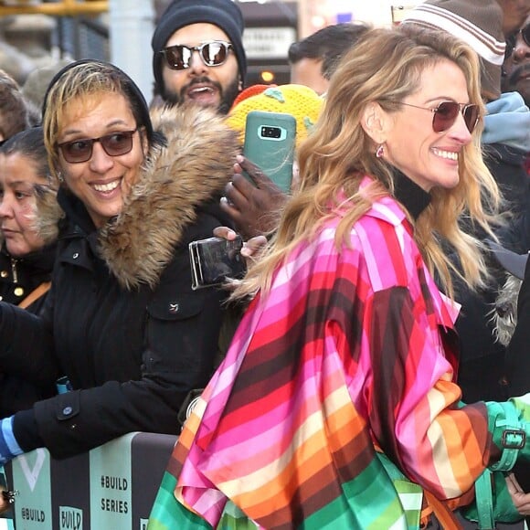 Julia Roberts salue ses fans devant les studios AOl Build series à New York le 3 décembre 2018.