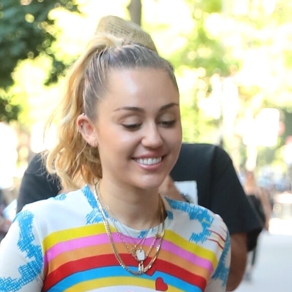 Exclusif - Miley Cyrus se balade en short en jean dans les rues de New York, le 29 juin 2018