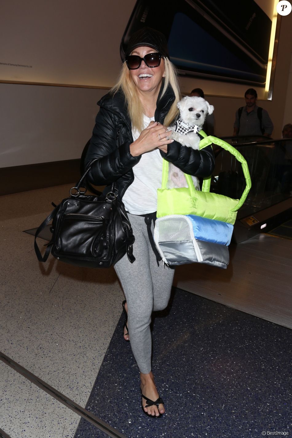 Heather Locklear prend l&#039;avion avec son chien à Los Angeles le 19 avril 2017.