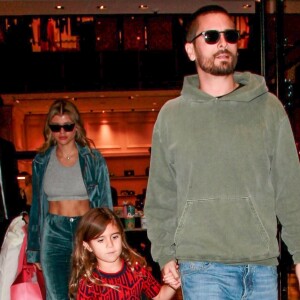 Sofia Richie fait du shopping avec son compagnon Scott Disick et sa fille Penelope Disick le 8 décembre 2018.