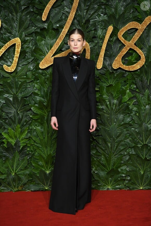 Rosamund Pike assiste aux Fashion Awards 2018 au Royal Albert Hall à Londres, le 10 décembre 2018.