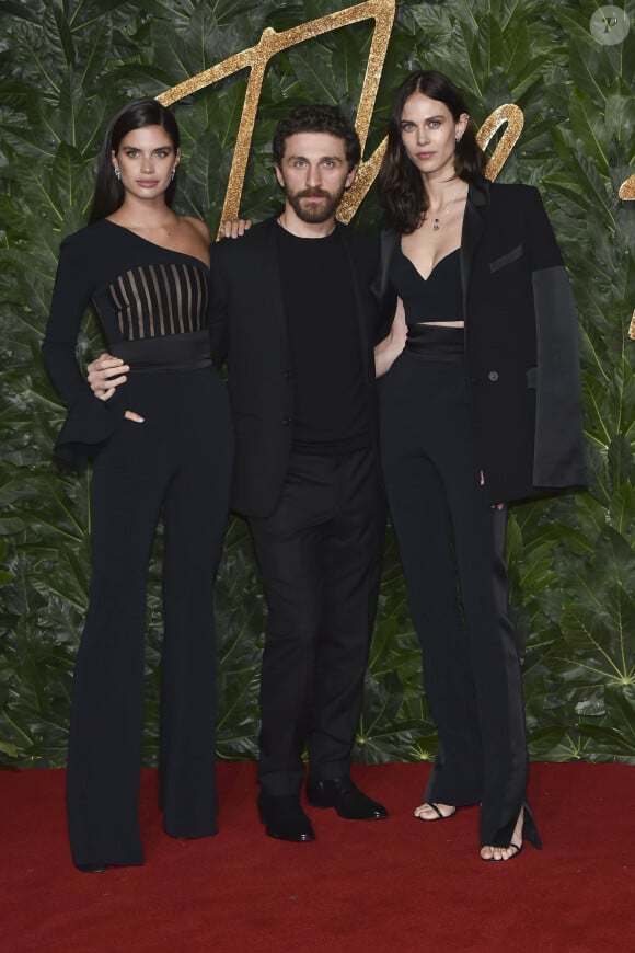 Sara Sampaio, David Koma et Aymeline Valade assistent aux Fashion Awards 2018 au Royal Albert Hall à Londres, le 10 décembre 2018.