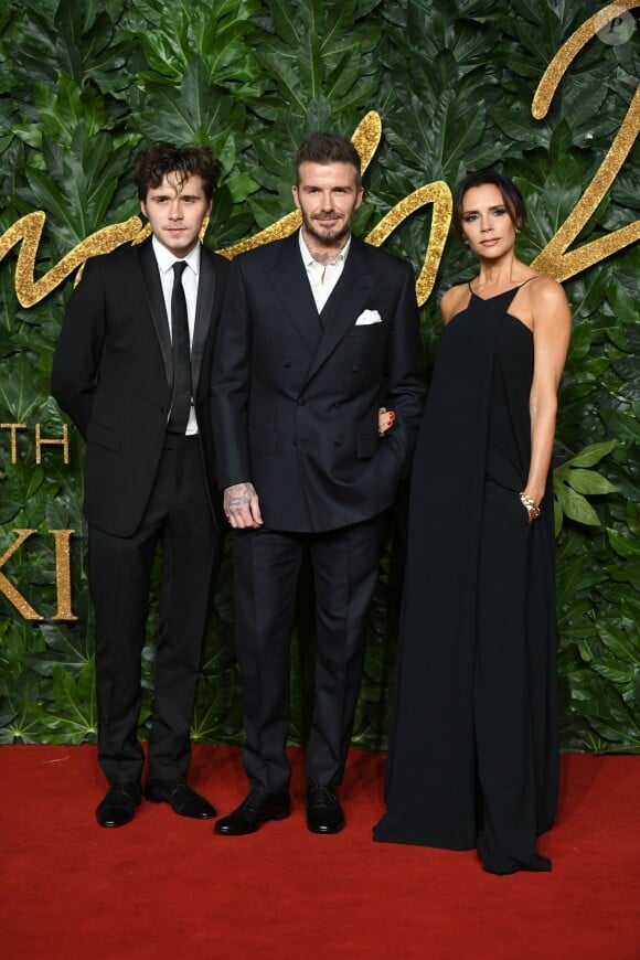 David, Brooklyn et Victoria Beckham assistent aux Fashion Awards 2018 au Royal Albert Hall à Londres, le 10 décembre 2018.