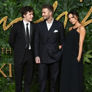 David, Brooklyn et Victoria Beckham assistent aux Fashion Awards 2018 au Royal Albert Hall à Londres, le 10 décembre 2018.