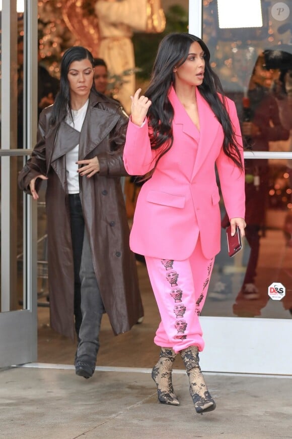 Exclusif - Kim Kardashian et Kourtney Kardashian sont allées faire du shopping chez Aldik Home à Van Nuys, le 6 décembre 2018