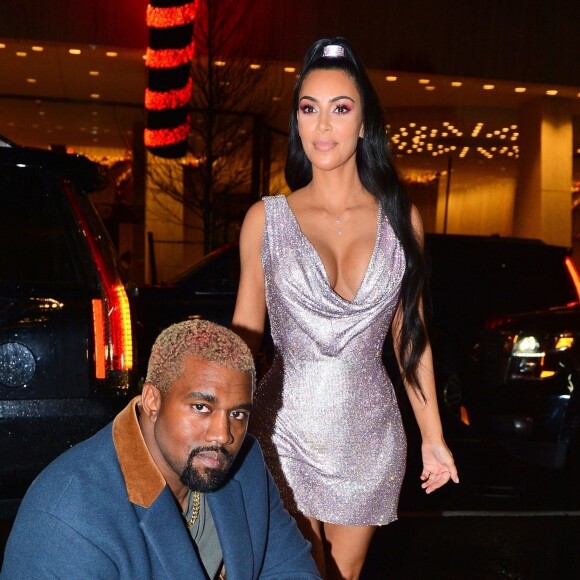 Kim Kardashian et son mari Kanye West arrivent à leur hôtel après avoir assisté au défilé de mode Versace à New York, le 2 décembre 2018