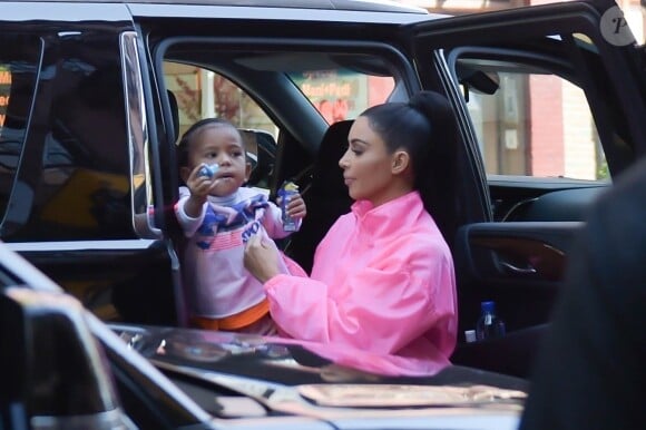 Kim Kardashian et son fils Saint West - Kim Kardashian arrive avec ses enfants à la soirée SNL de son mari K. West & L. Pump à New York, le 29 septembre 2018