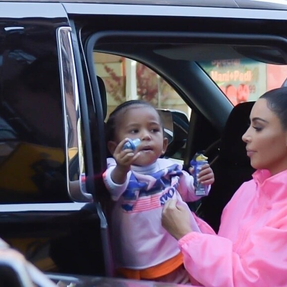 Kim Kardashian et son fils Saint West - Kim Kardashian arrive avec ses enfants à la soirée SNL de son mari K. West & L. Pump à New York, le 29 septembre 2018