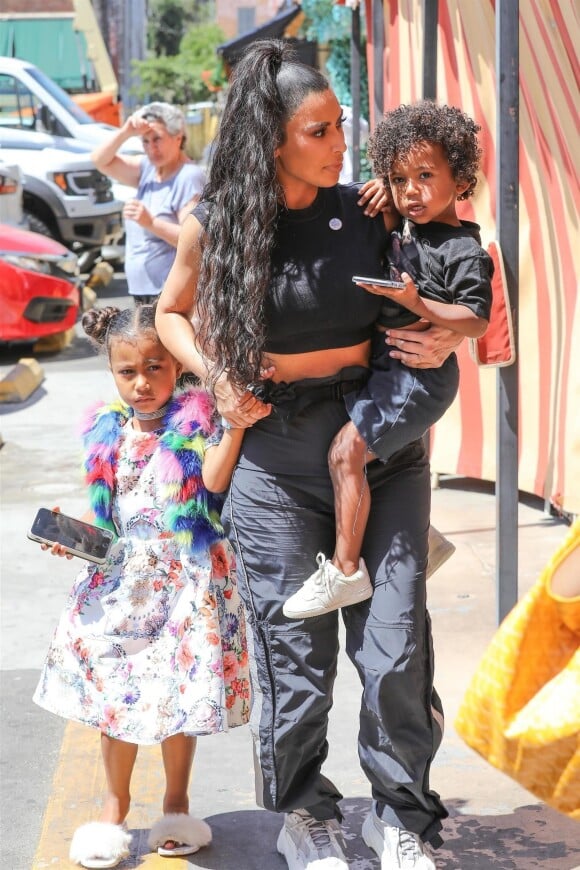 Kim Kardashian et ses enfants North West et Saint West - Les Kardashians sont allés déjeuner avec leurs enfants au restaurant Carousel à Los Angeles, le 13 juillet 2018