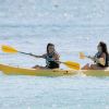 Lottie Moss et son amie Emily Blackwell font du canoë et profitent de la plage pendant leurs vacances à La Barbade, le 10 décembre 2018.