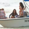 Lottie Moss (en maillot de bain noir) et Emily Blackwell (en maillot de bain rouge) prennent un bateau pendant leurs vacances avec des amies et un photographe à La Barbade, le 9 décembre 2018.