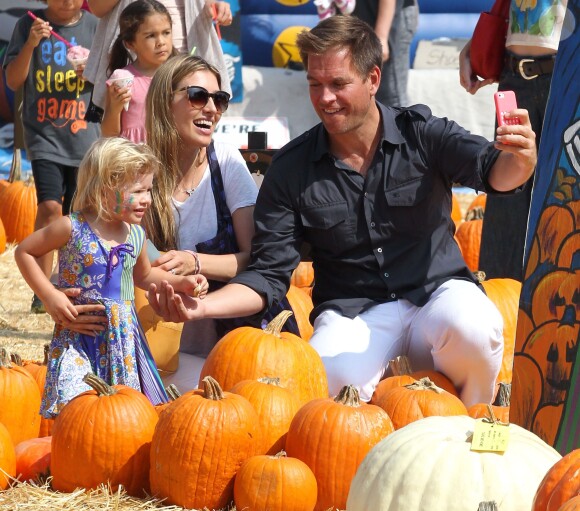 Michael Weatherly et sa femme Bojana emmènent leur fille Olivia au Mr. Bones Pumpkin Patch à West Hollywood, le 12 octobre 2014.