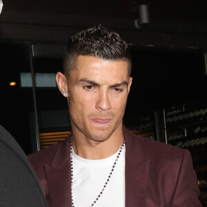 Cristiano Ronaldo, sa compagne Georgina Rodríguez et son fils Cristiano Ronaldo Jr. quittent le restaurant Zela à Londres le 13 novembre 2018.