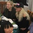 Laeticia Hallyday au Vietnam avec ses filles Jade et Joy, Hélène Darroze et ses filles Charlotte et Quiterie. Photo publiée sur Instagram le 21 décembre 2018.