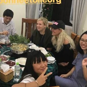 Laeticia Hallyday au Vietnam avec ses filles Jade et Joy, Hélène Darroze et ses filles Charlotte et Quiterie. Photo publiée sur Instagram le 21 décembre 2018.