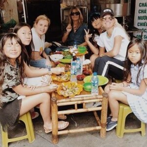 Jade Hallyday avec sa maman Laeticia, sa petite soeur Joy, Hélène Darroze et ses filles Charlotte et Quiterie à Hanoï, Vietnam, pour Noël. Photo publiée sur Instagram le 25 décembre 2018.