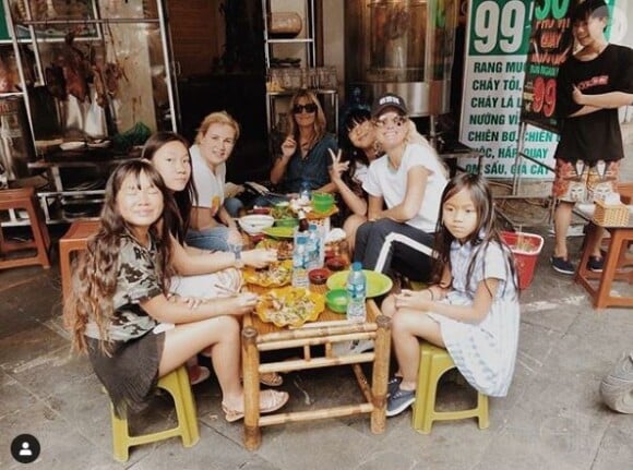 Jade Hallyday avec sa maman Laeticia, sa petite soeur Joy, Hélène Darroze et ses filles Charlotte et Quiterie à Hanoï, Vietnam, pour Noël. Photo publiée sur Instagram le 25 décembre 2018.